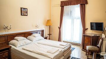 Edredón, camas Select Comfort y caja de seguridad en la habitación