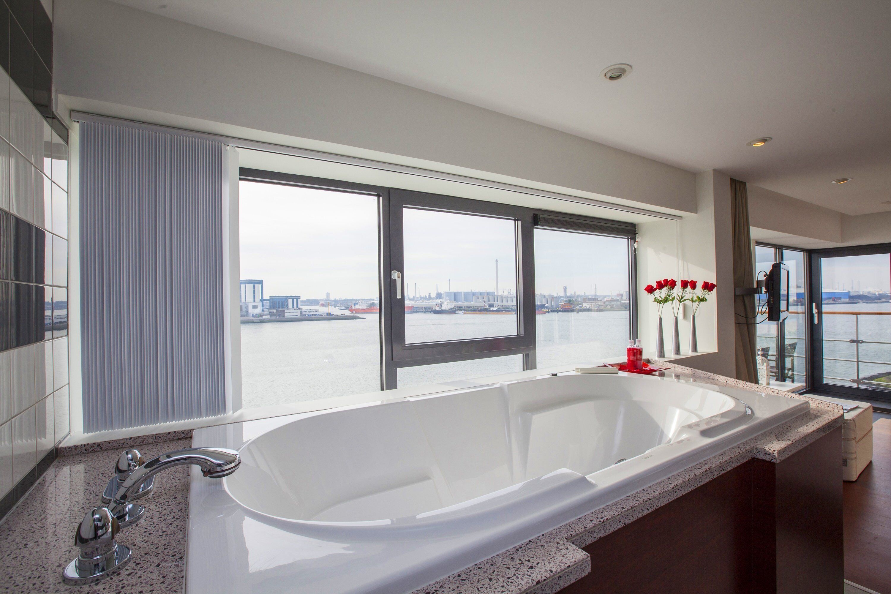 combined shower/bathtub, rainfall showerhead, free toiletries