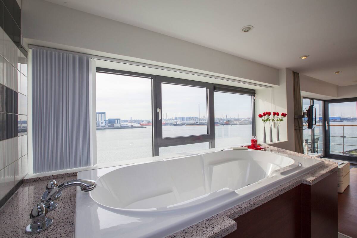 combined shower/bathtub, rainfall showerhead, free toiletries