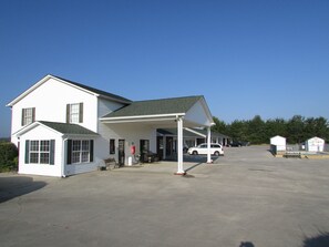Property entrance - Douglas Inn & Suites (Blue Ridge)