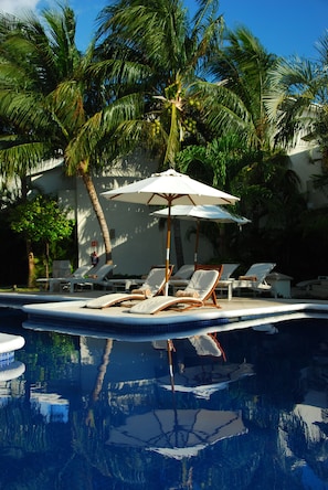 Una piscina al aire libre