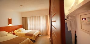 Minibar, coffres-forts dans les chambres, fer et planche à repasser