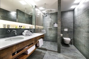 In-room safe, iron/ironing board, free WiFi, bed sheets - MONDI Resort Oberstaufen (Oberstaufen)