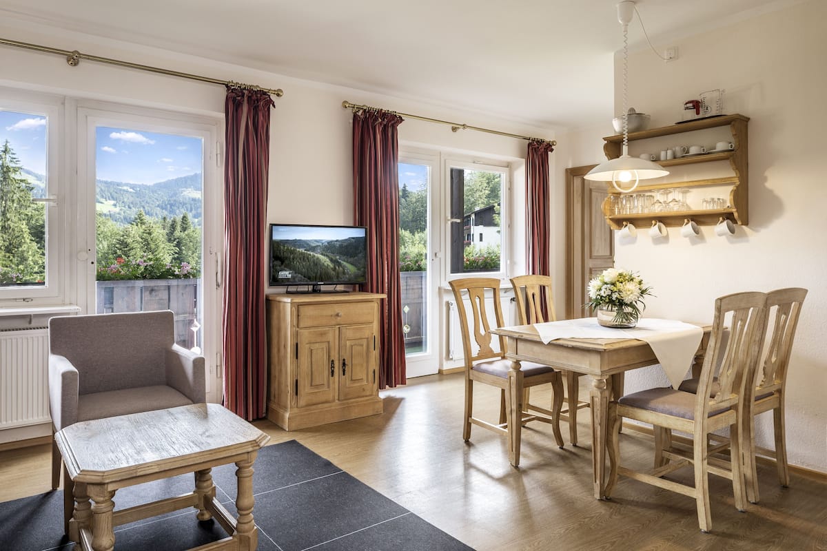 2 bedrooms, in-room safe, iron/ironing board, free WiFi