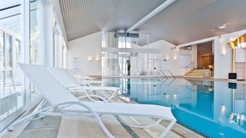 Indoor pool, sun loungers