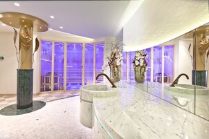 Un sauna, una bañera de hidromasaje, baño turco, envolturas corporales