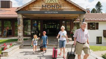 Welcome to the Mondi Resort Oberstaufen, where a warm reception awaits with a spacious entrance and a clear view of the interior.