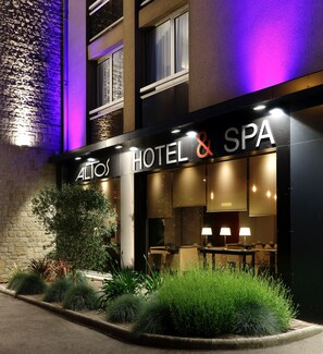 Entrada de un hotel con un letrero que dice "HOTEL & SPA".