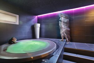 Sauna, bañera de hidromasaje, hidroterapia, 1 sala de tratamientos 