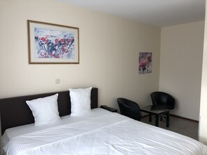In-room safe, desk, soundproofing, free cribs/infant beds - Slina Hotel (Brussels)