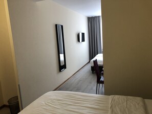 In-room safe, desk, soundproofing, free cribs/infant beds - Slina Hotel (Brussels)