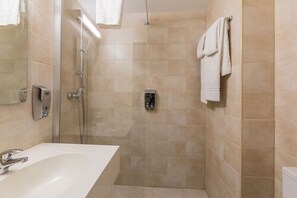 Shower, free toiletries, hair dryer, towels - Slina Hotel (Brussels)