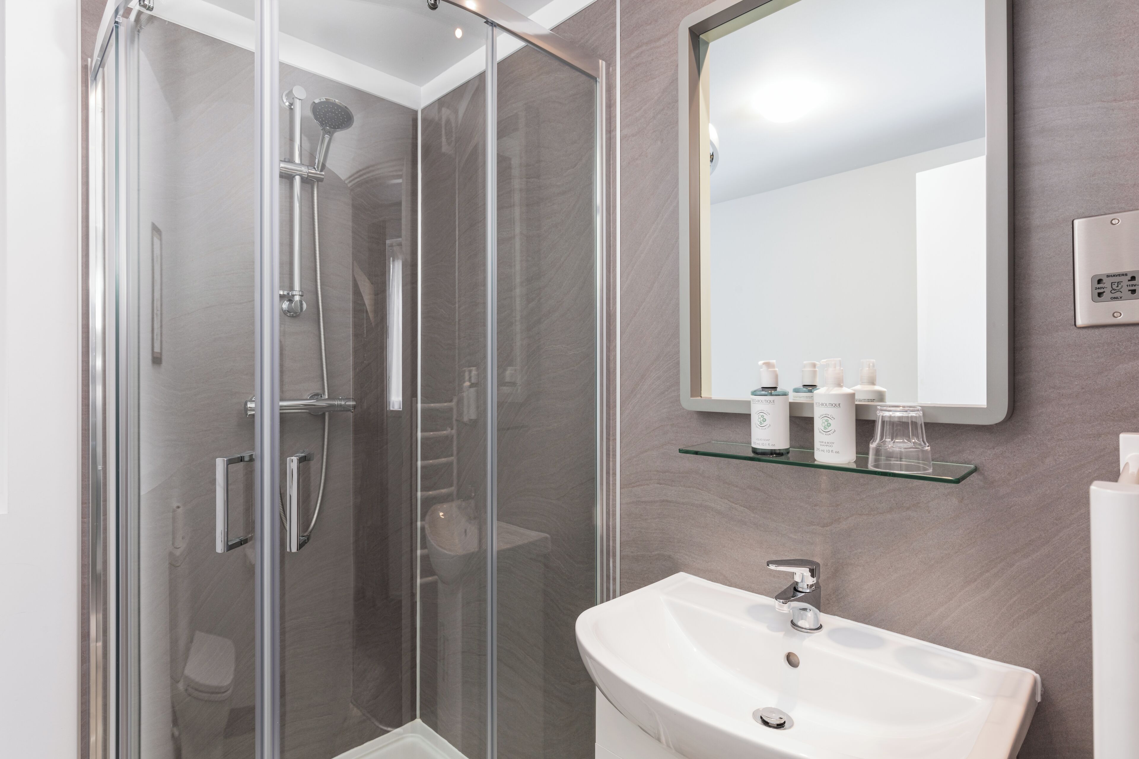 Gratis toiletartikelen, een haardroger, handdoeken