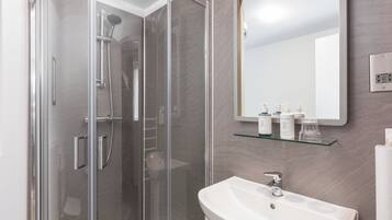 Gratis toiletartikelen, een haardroger, handdoeken