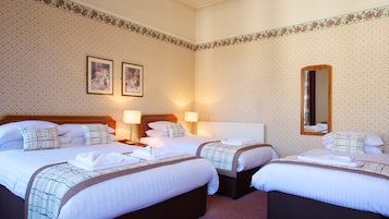 Triple Room | Desk, iron/ironing board, free WiFi, bed sheets