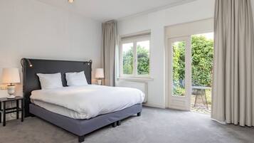 Suite | Een kluis op de kamer, een bureau, verduisterende gordijnen, gratis wifi