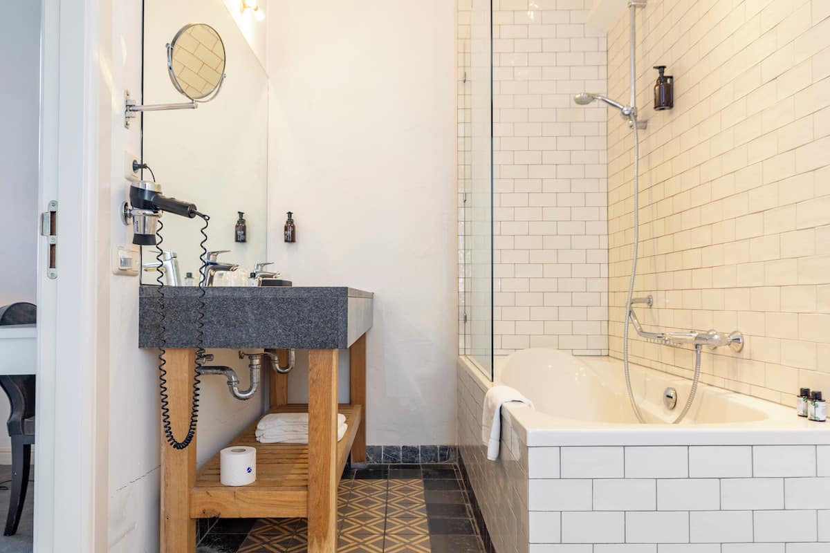 Kasteel Suite | Badezimmer | Umweltfreundliche Kosmetikartikel, Haartrockner, Handtücher