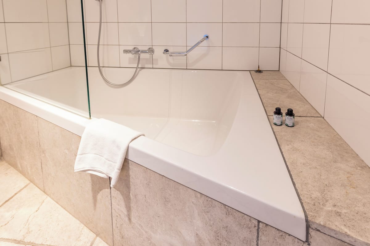 Suite | Badezimmer | Umweltfreundliche Kosmetikartikel, Haartrockner, Handtücher