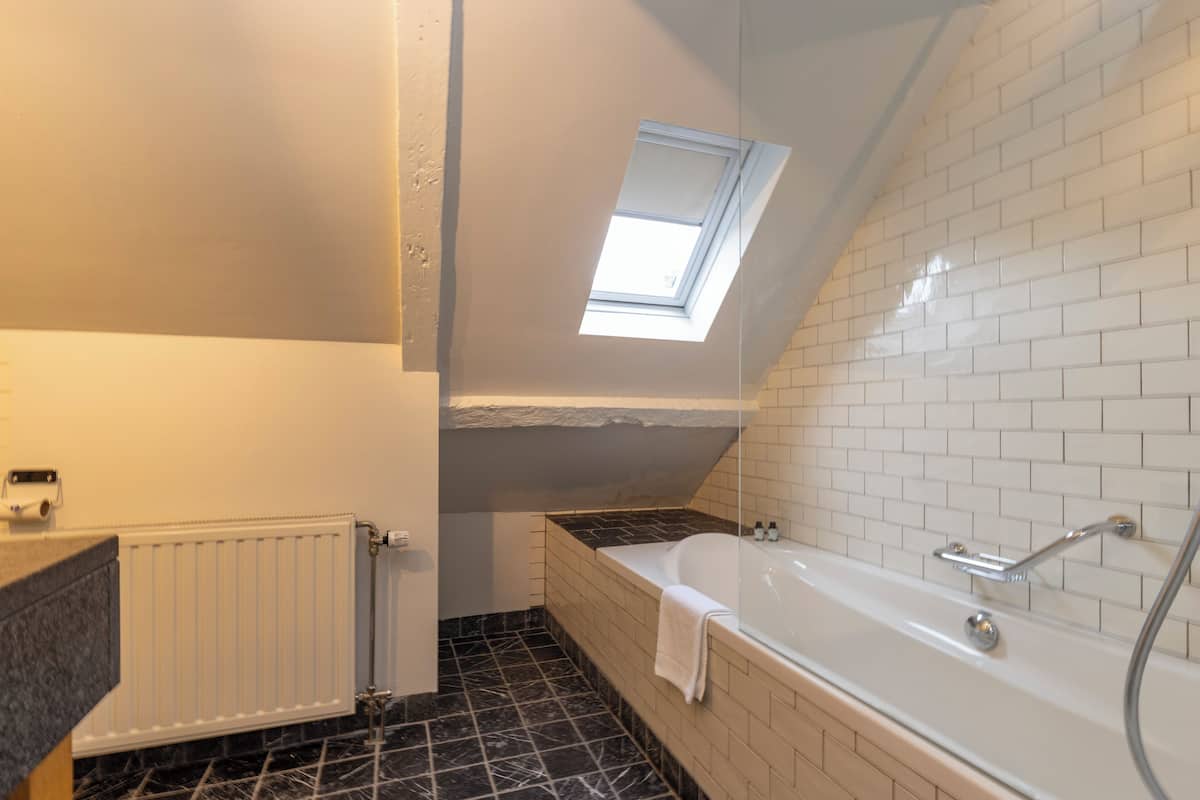 Honeymoon-Suite | Badezimmer | Umweltfreundliche Kosmetikartikel, Haartrockner, Handtücher