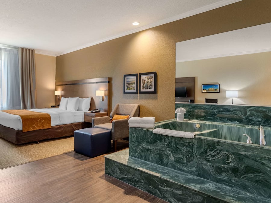 Safe på rommet, skrivebord, blendingsgardiner og strykejern/-brett