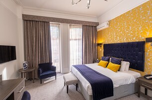 Hypo-allergenic bedding, desk, iron/ironing board, free WiFi