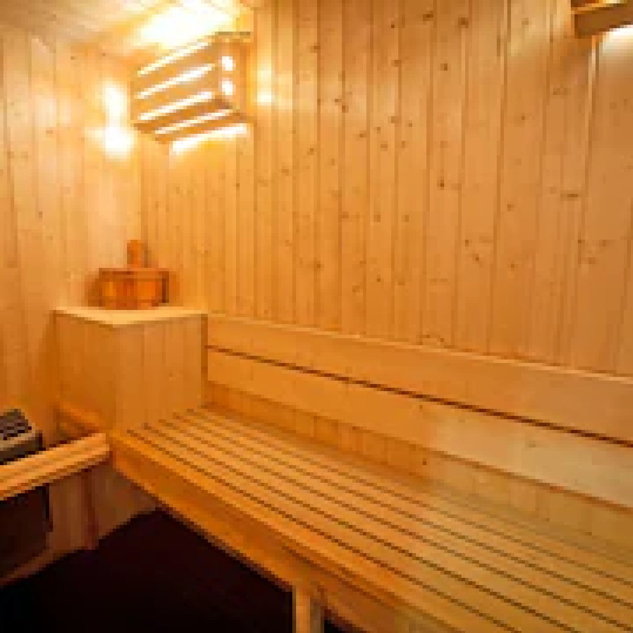 Eine Holzsauna mit Bänken und einer Sitzbank.