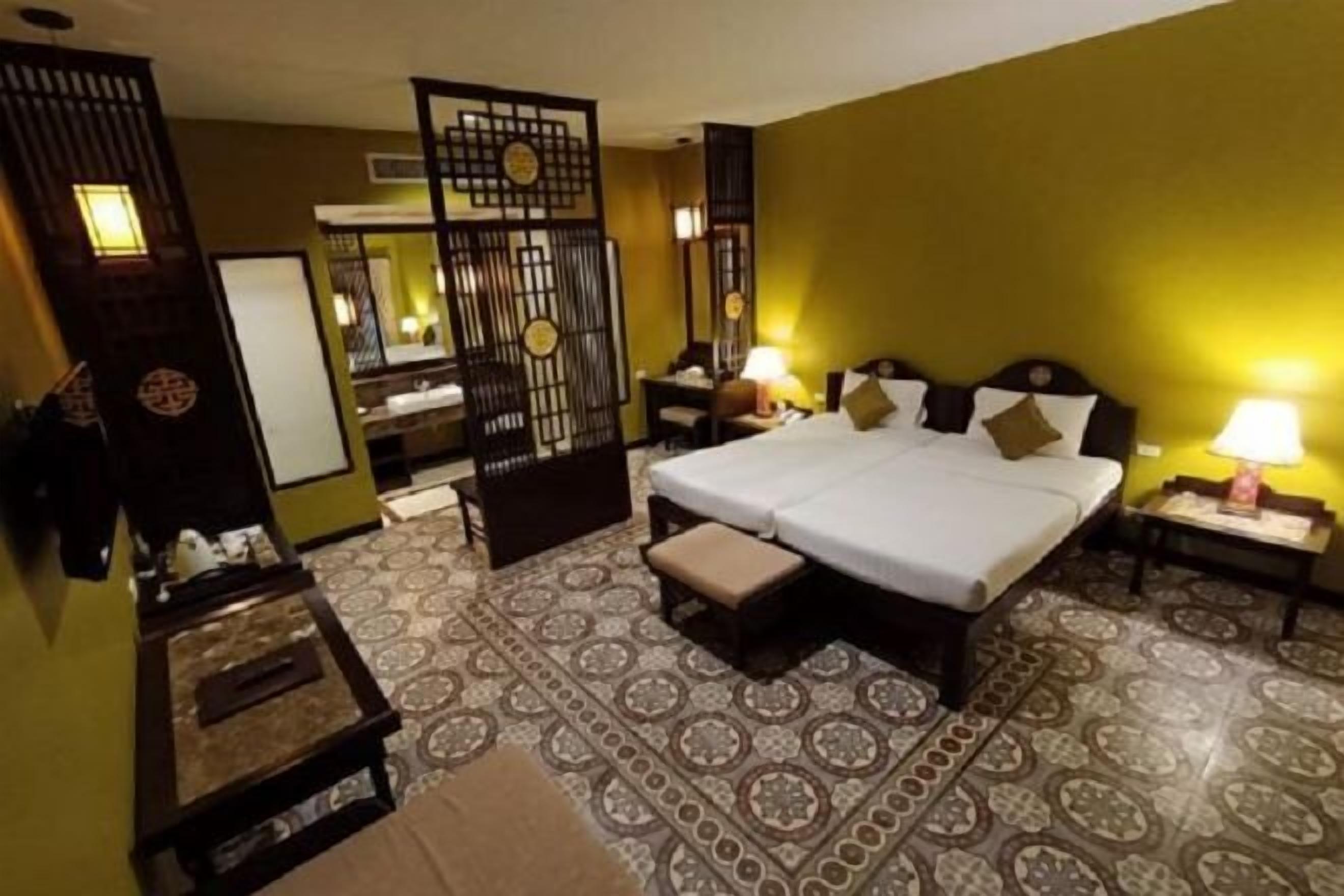 Een minibar, een kluis op de kamer, een bureau, gratis wifi