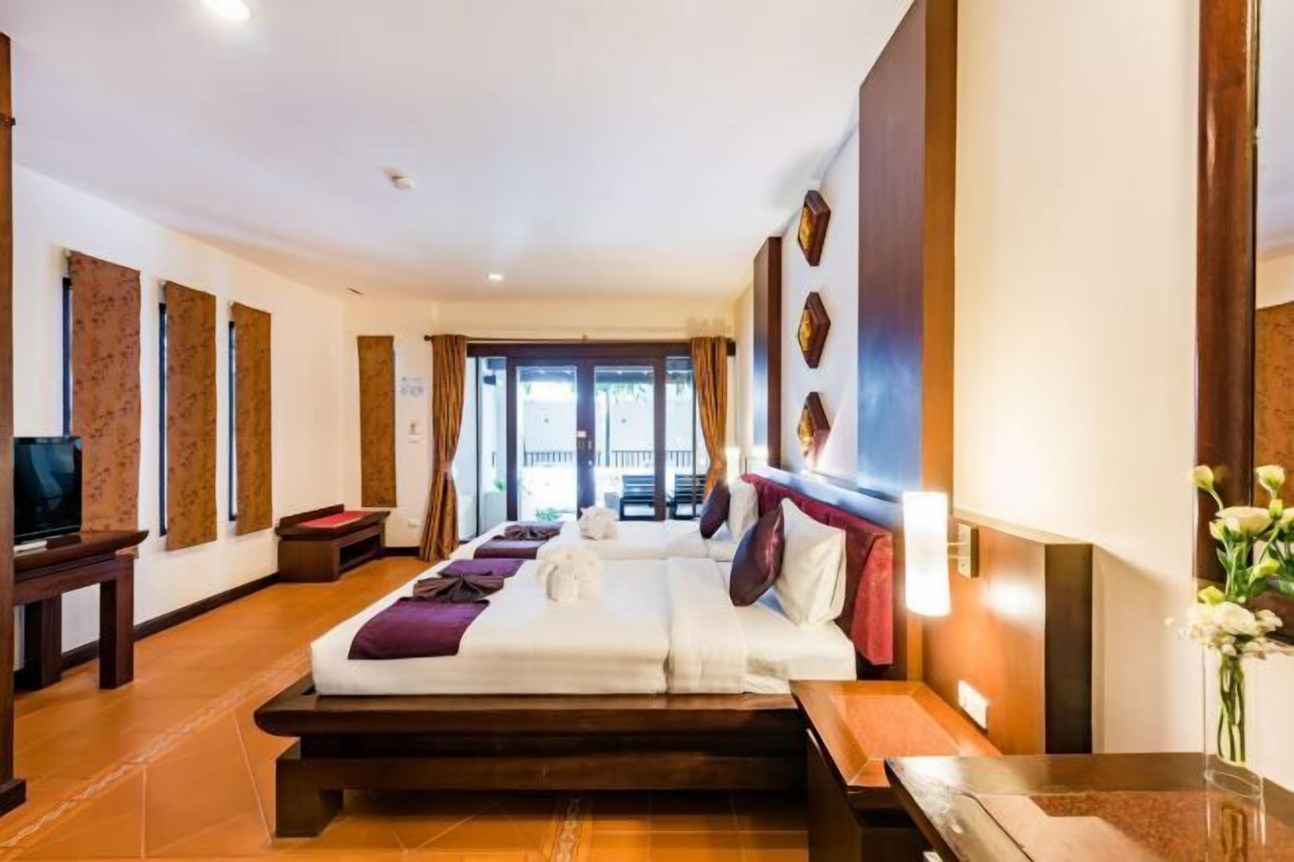 Een minibar, een kluis op de kamer, een bureau, gratis wifi