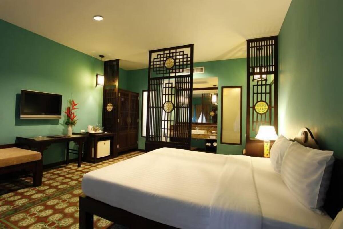 Minibar, in-room safe, desk, free WiFi