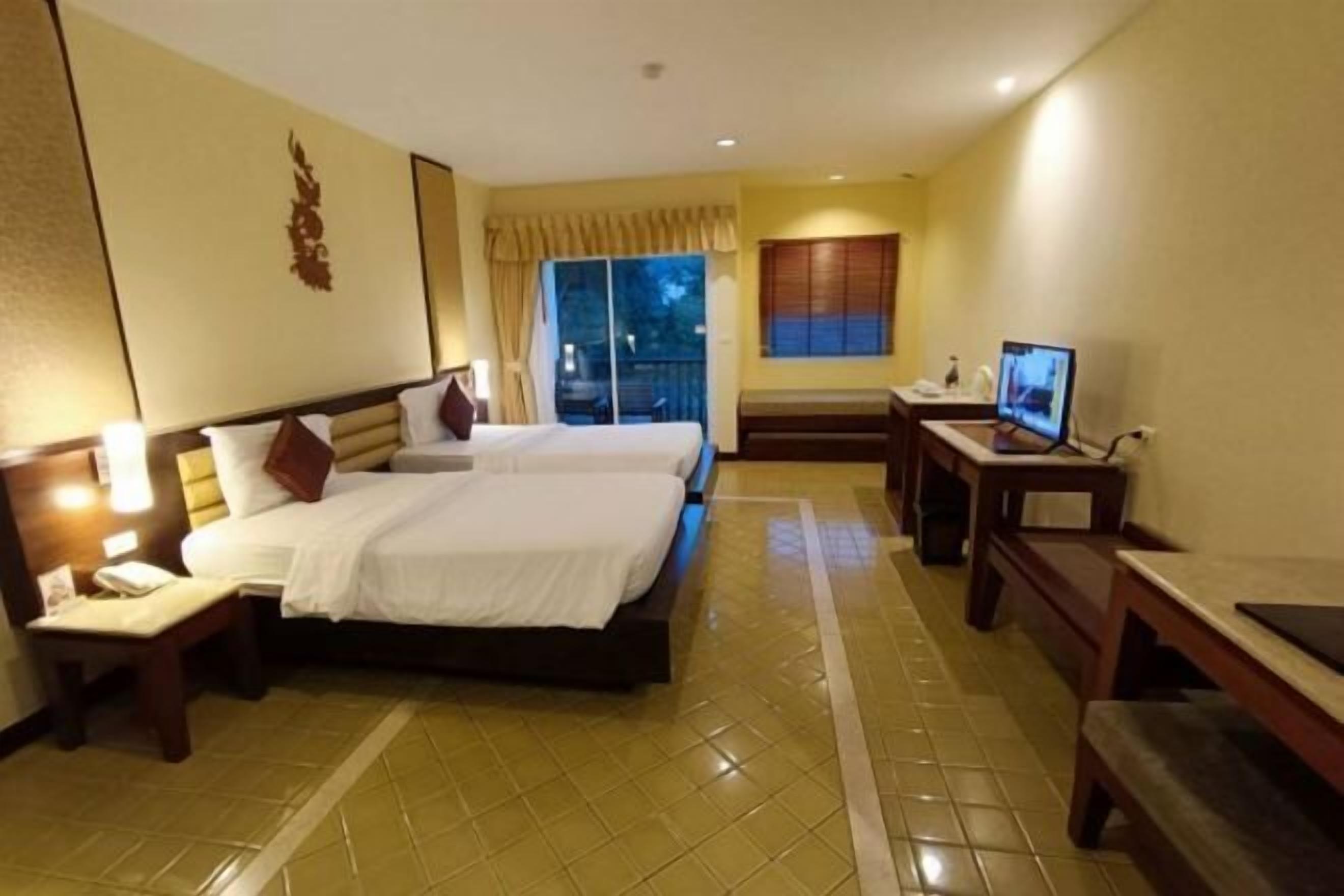 Een minibar, een kluis op de kamer, een bureau, gratis wifi