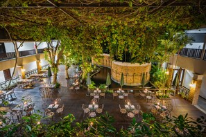 2 restoran, melayani sarapan