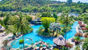 3 piscine all'aperto, ombrelloni da piscina, lettini