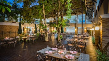 2 restaurantes; se sirven desayunos