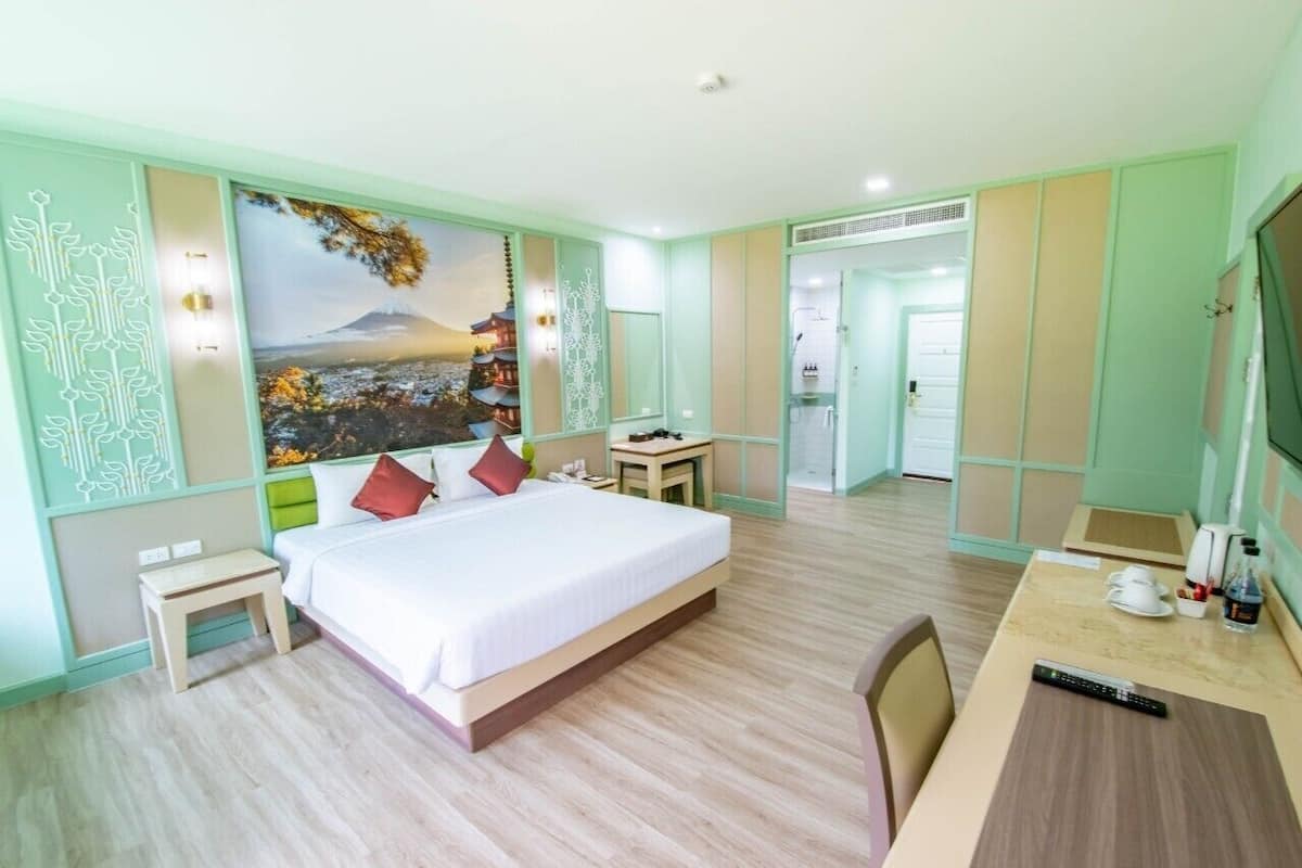 Deluxe Garden Wing King Room | Minibar, in-room safe, desk, free WiFi