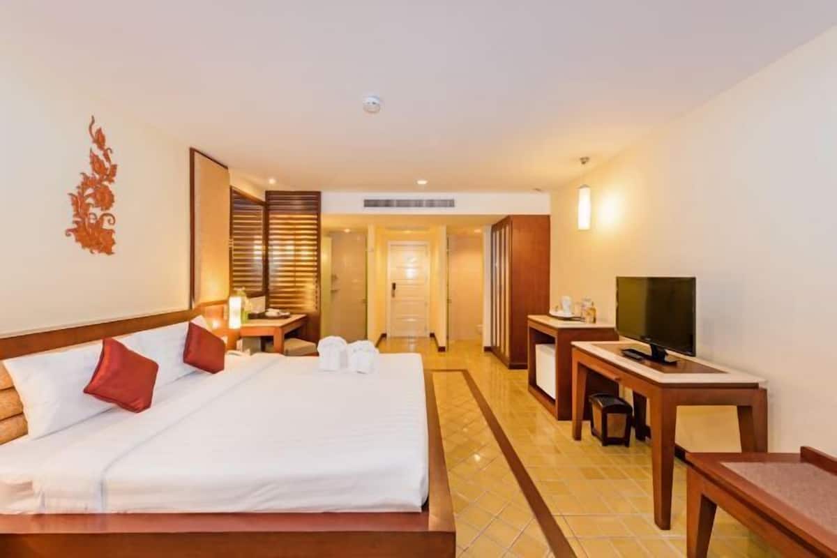 Minibar, in-room safe, desk, free WiFi