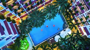 Utendørsbasseng, bassengparasoller og solsenger