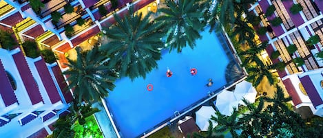 Outdoor pool, pool umbrellas, sun loungers