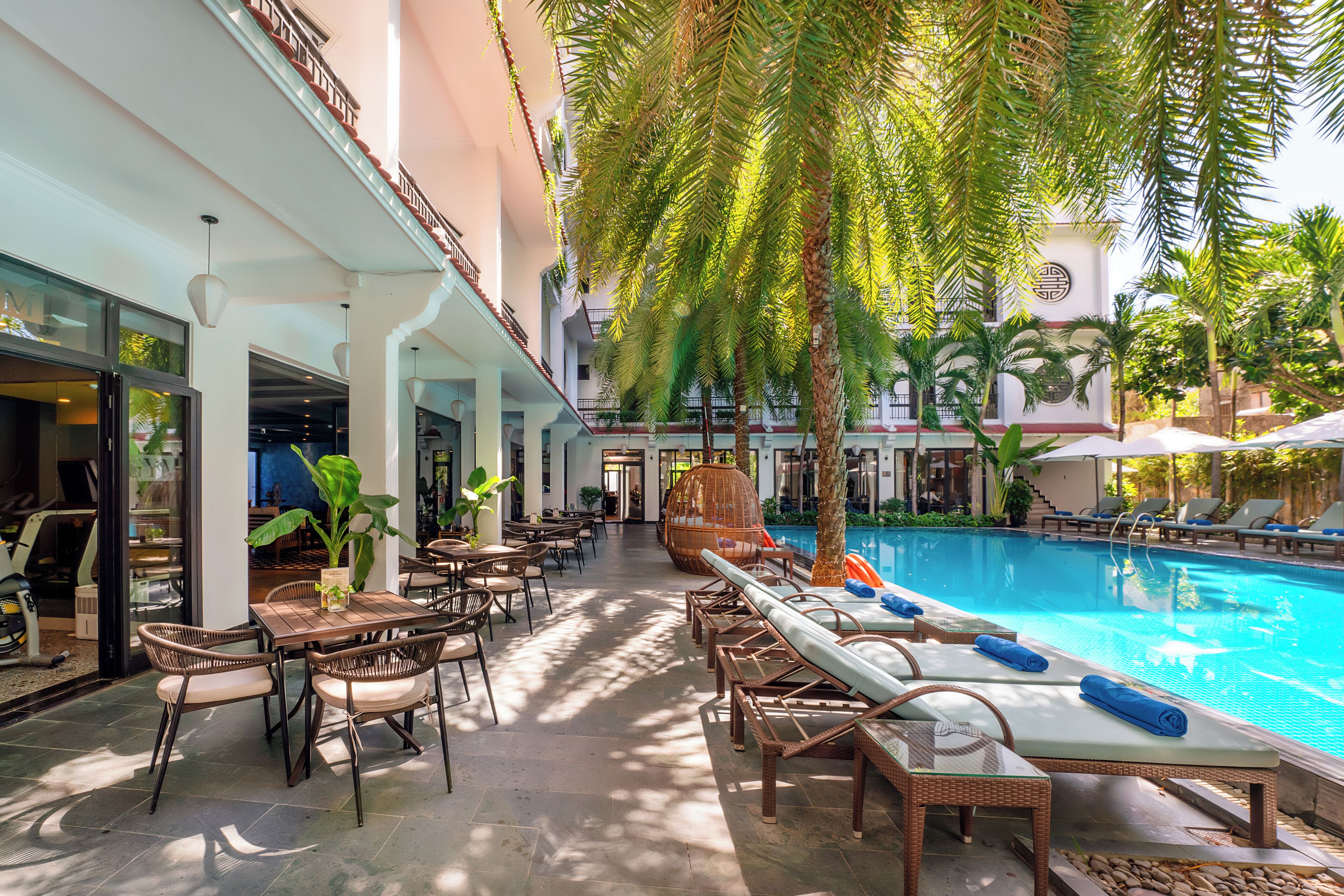 Outdoor pool, pool umbrellas, sun loungers
