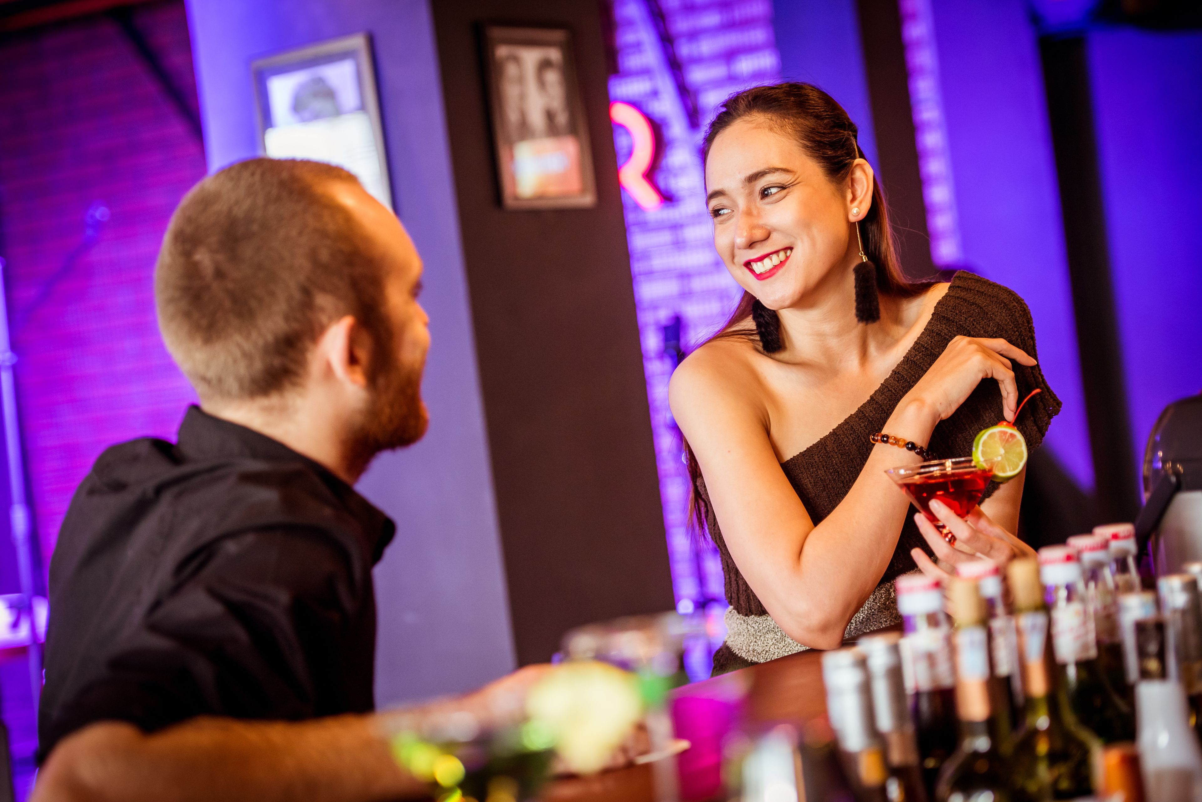 En barscene med bartender og en gæst.