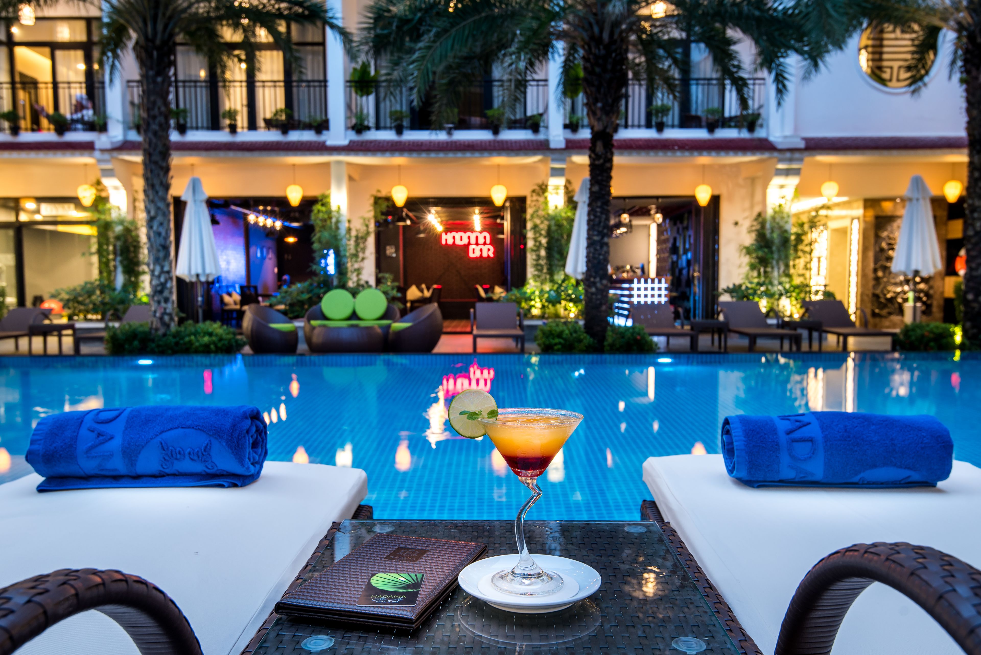 2 bars/lounges, swim-up bar, poolside bar