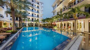 Utendørsbasseng, bassengparasoller og solsenger