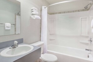 Combined shower/bathtub, hair dryer, towels - Super 8 by Wyndham Medicine Hat AB (Medicine Hat)