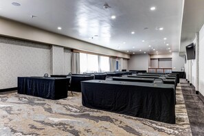 A conference room with multiple tables, a carpeted floor, and a ceiling with recessed lighting. - Kiota Inn & Event Center Sutter Creek, an Ascend Collection Hotel (Sutter Creek)