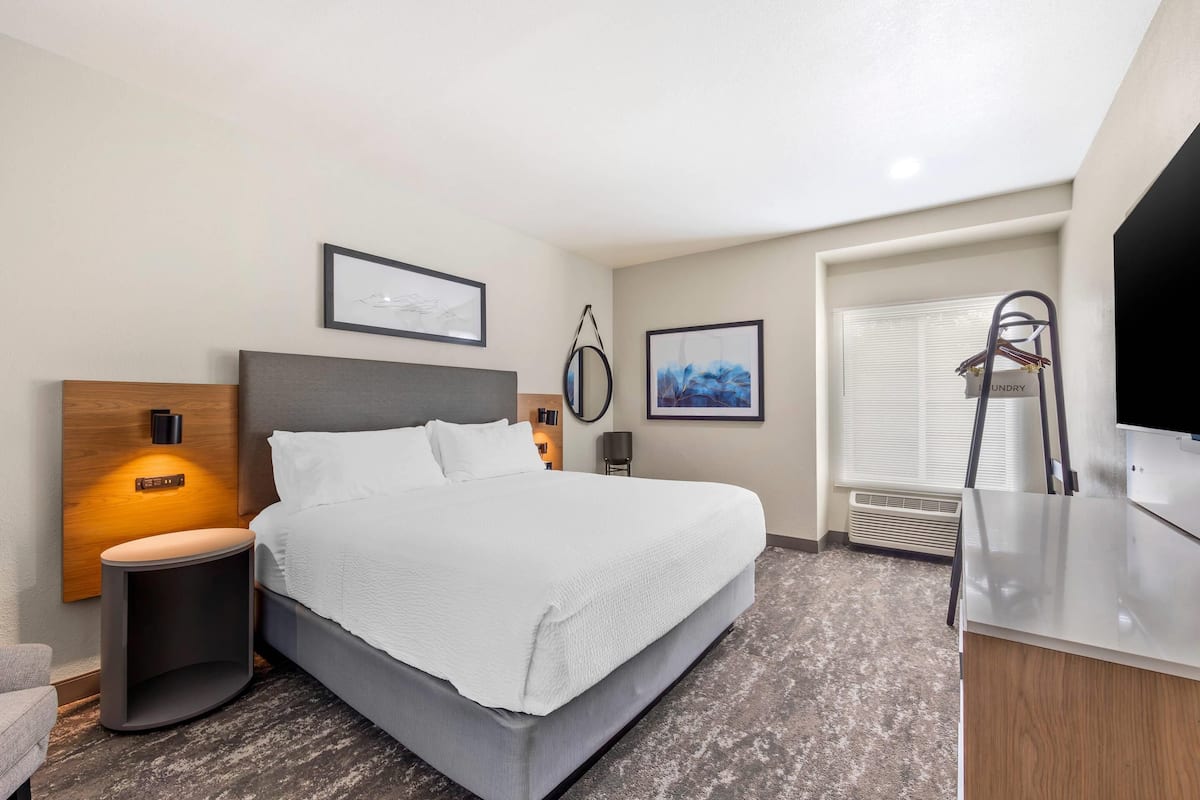 Room, 1 King Bed, Accessible, Non Smoking | In-room safe, desk, laptop workspace, iron/ironing board