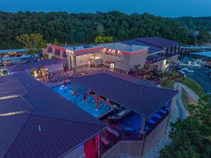Un hotel con piscina, mobiliario de exterior y un restaurante llamado "The Encore".