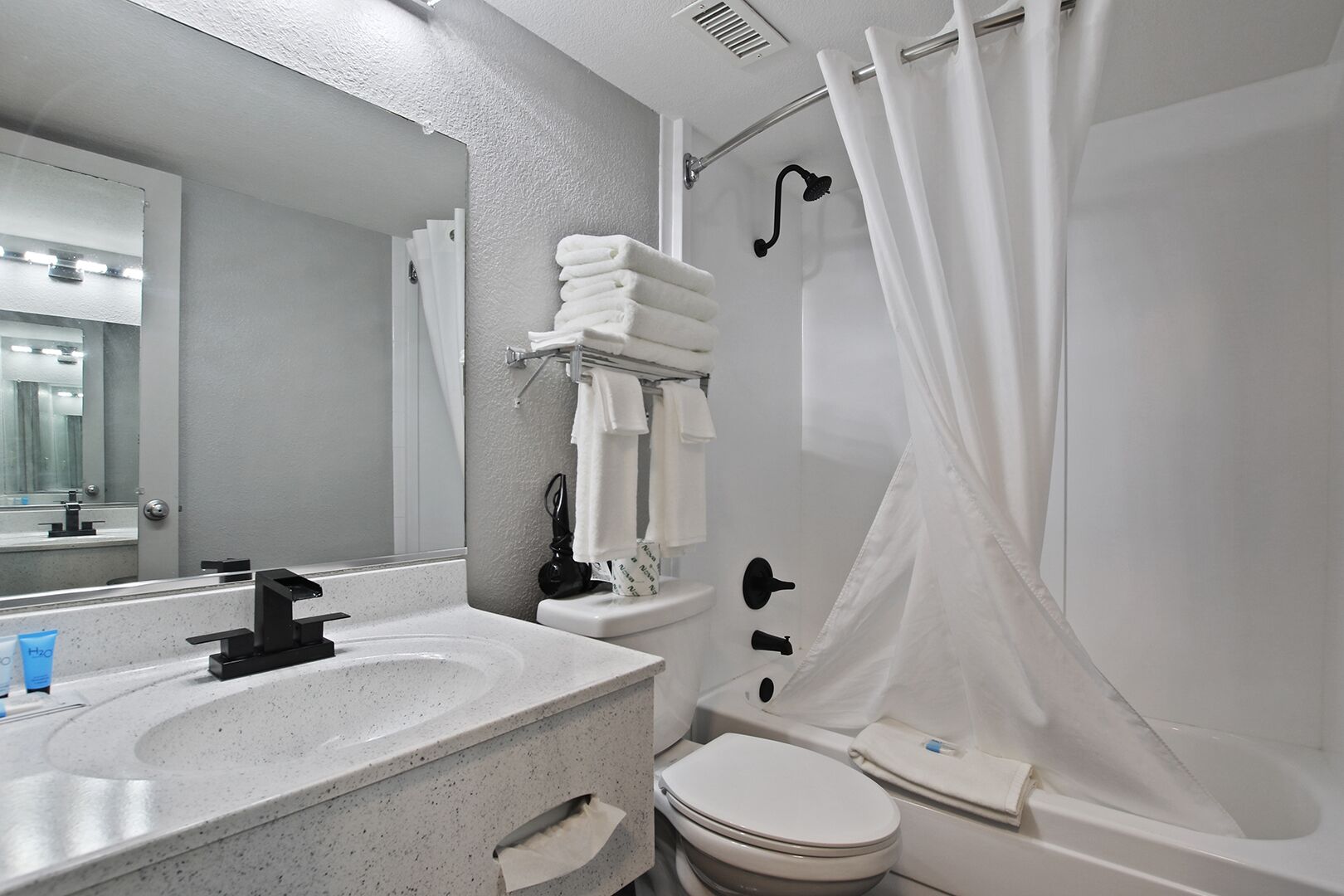Un bagno moderno con lavabo, specchio e servizi igienici.
