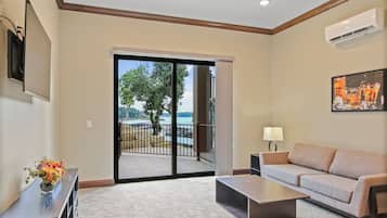 Blackout curtains, free WiFi, bed sheets