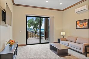 Townhouse Lakeview Executive Suite with Patio | Màn/rèm cản sáng, truy cập Internet không dây miễn phí, bộ trải giường 