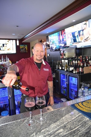 2 restaurantes; se sirven comidas y cenas