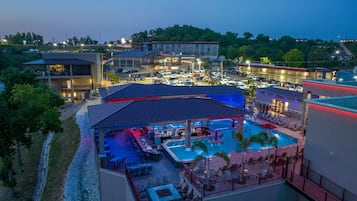 3 quầy bar/khu lounge, quầy bar ngay sát hồ bơi, quầy bar bên hồ bơi